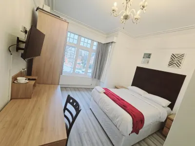 Kingswood Hotel  호텔