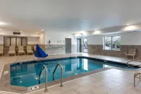 Holiday Inn Express & Suites Chicago West - ST Charles فنادق في Saint Charles