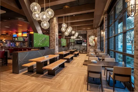 Sahara Las Vegas Отели рядом с достопримечательностью «Даунтаун Контейнер Парк»