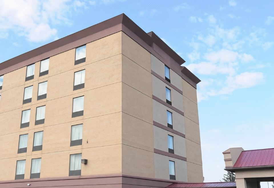 데이즈 인 바이 윈덤 캘러멧 파크의 로비 모습