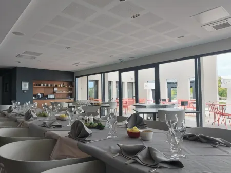 Logis Auberge les Murets Hotel Restaurant Spa Отели в г. Санзон