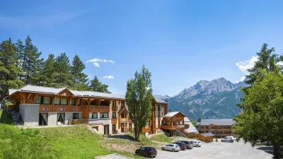 Sowell Family les Bergers Hotel dekat Couvent Saint Jean de Matha