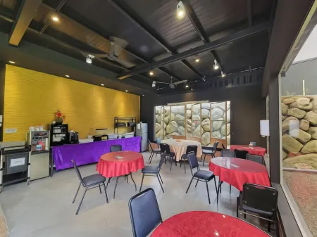 BlackJazz Inn Отели рядом с достопримечательностью «Chung Tai Chan Monastery»