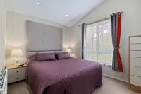 St Mary's View - Luxury Lodge, Short Walk to Beach, Parking