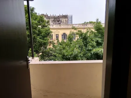 Red Arrow Residency Отели рядом с достопримечательностью «Сейнт Джон Черч»