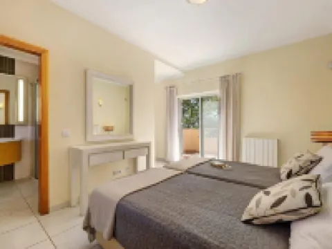 Pestana Carvoeiro Golfe - Al Hotels in Estombar