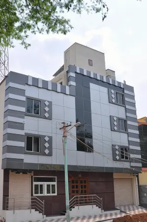 C M Hotel Отели рядом с достопримечательностью «HOGENAKKAL FALLS BOATMAN THIRUMALAI»