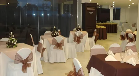 Alicia Hotel & Restaurant Отели рядом с достопримечательностью «Бикол Юниверсити Колледж оф Сайенс»