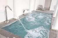 Le Continental - Hot Tub