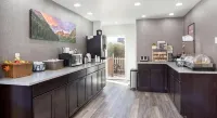 Econo Lodge Inn & Suites - breakfast