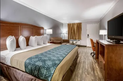 Travelodge by Wyndham Canton/Livonia Area, MI Hotels near 7-Eleven