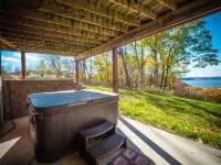 Luxury River View Cabin, Hot Tub + Fireplace, Private Retreat Hotels in Freeman