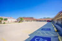 Pleasanton Executive Inn by OYO - Parkplatz