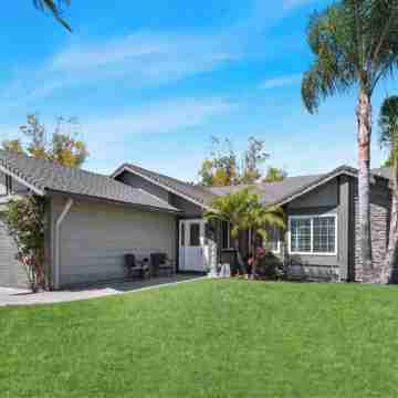 Charming Coastal Escape: Resort-Style Walk-in Spa Hotel Exterior