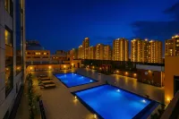 FabHotel Prime Spectrum Metro - with Pool |  5 Mins Walk from Sector 75 Metro - piscina