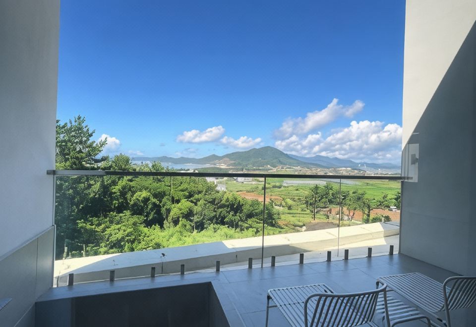 [공간속의집의 편안한 침실 전경 이미지]