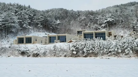 Yeongdeok Orto Sea Village 2 Pension Отели рядом с достопримечательностью «Koraebul-haesuyokchang»