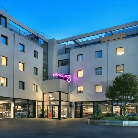 Moxy Sion Отели рядом с достопримечательностью «Ermitage Notre-Dame de Longeborgne»