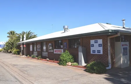 Roundhouse Motel Отели в г. Оррору