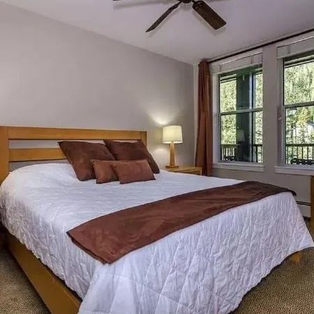 Location and Comfort - One Bedroom Ski In / Ski out, Hot Tub and Fire Pit Отели рядом с достопримечательностью «Горнолыжный курорт Винтер-Парк»