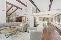 Shuttle to Village/lifts5 miles to base! Cozy Chalet!