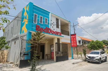 RedDoorz Syariah Near Politeknik Negeri Madiun