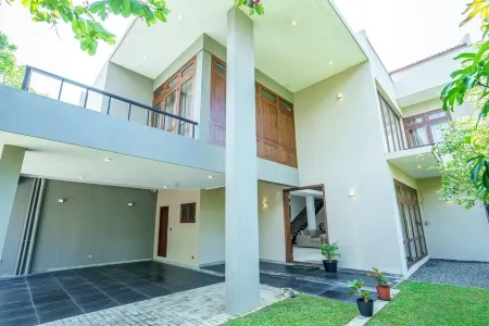 4-BR bungalow in lovely Thalawathugoda with WiFi & AC - OLIVE NEST