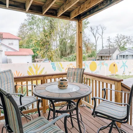 “La Playa” Downtown Brunswick Beach Cottage - near St. Simons & Jekyll