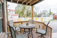 “La Playa” Downtown Brunswick Beach Cottage - near St. Simons & Jekyll