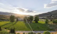 Yellowstone Retreat Rentals U3: two blocks from Yellowstone! - Wifi