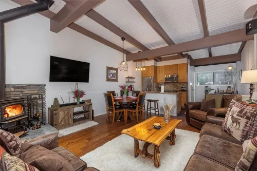 New Listing Pet Friendly 2-Bdrm Condo, Sleeps 5 . Ski to Lift , Near Bus Line. - Boutique