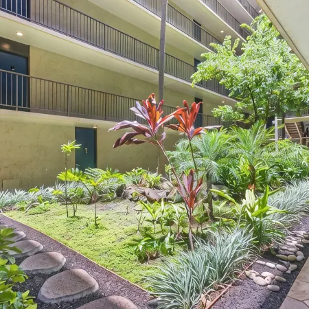 Oceanfront Maui Condo Renovated 2Br/2BA, Pool & Sunsets — Featured on Staycation