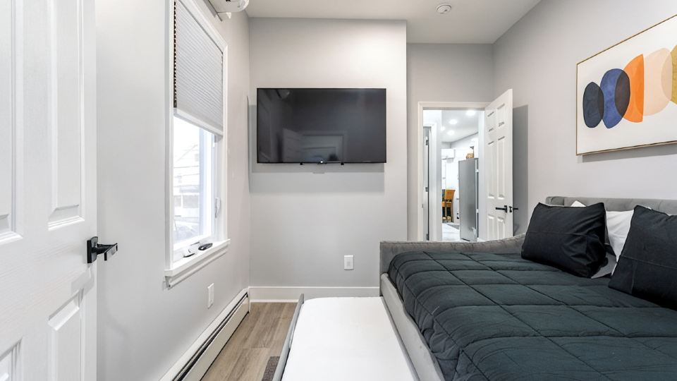 Spacious 3-Bedroom with Wi-Fi, Parking- in Welcoming New Rochelle Neighborhood