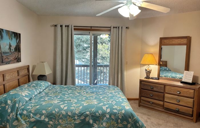 Indoor and outdoor Pool, Gym,Walk to Beach or Town