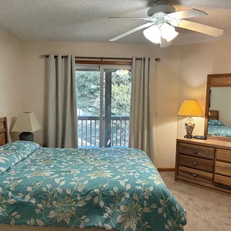 Indoor and outdoor Pool, Gym,Walk to Beach or Town