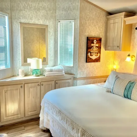 Amazing 1 bedroom cabin inside gated community in Elberta Al