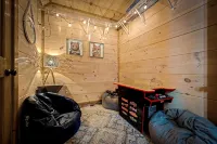 2 Min to Dollywood•Hot Tub, Bunks & Arcade - Chalets