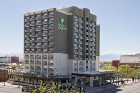 Holiday Inn Express & Suites BAKERSFIELD AIRPORT by IHG