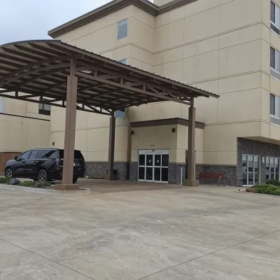 FairBridge Inn And Suites Will Rogers Airport | Restaurant & Bar Отели рядом с достопримечательностью «Уилл Роджерс Парк»