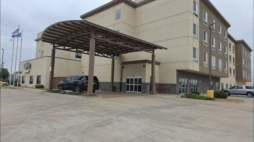 FairBridge Inn And Suites Will Rogers Airport | Restaurant & Bar - bar