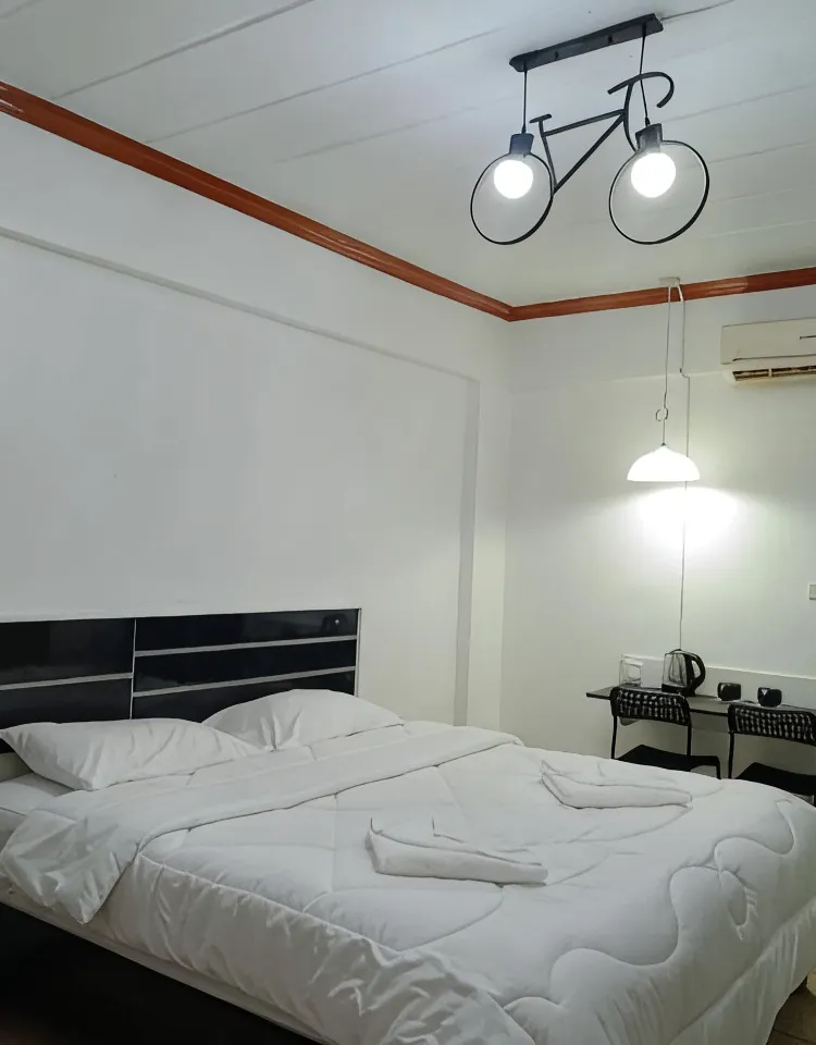 ห้องมาตรฐานเตียงใหญ่ วิวถนน