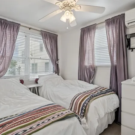 Oceanblock & Downtown Bethany - 2 bed / 1 bathroom with Private Sun Porch