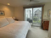 Beautiful Beach Cottage steps away from private Moody Beach!