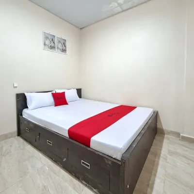 RedDoorz at Medokan Rungkut Surabaya Hotels near Gunung Anyar