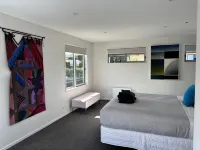 The Art House, Wanaka - Contemporary holiday house