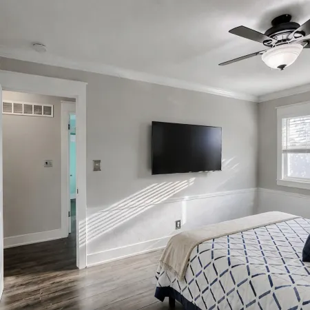 Spacious home with King bed - mins to Stadiums