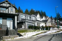 Luxury Mountain Retreat | Beautiful Zen Interiors | Minutes to Transit - Homestays