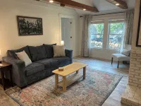 Cozy 2-bedroom cabin in tranquil China, Maine with AC, WiFi