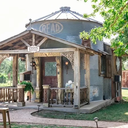 Charming 1-bedroom cottage 8 minutes from Round Top-WiFi, AC -zHEN House Silo #1