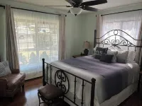 2 min from rt 66- hot tub-firepit-bocceball-bbq